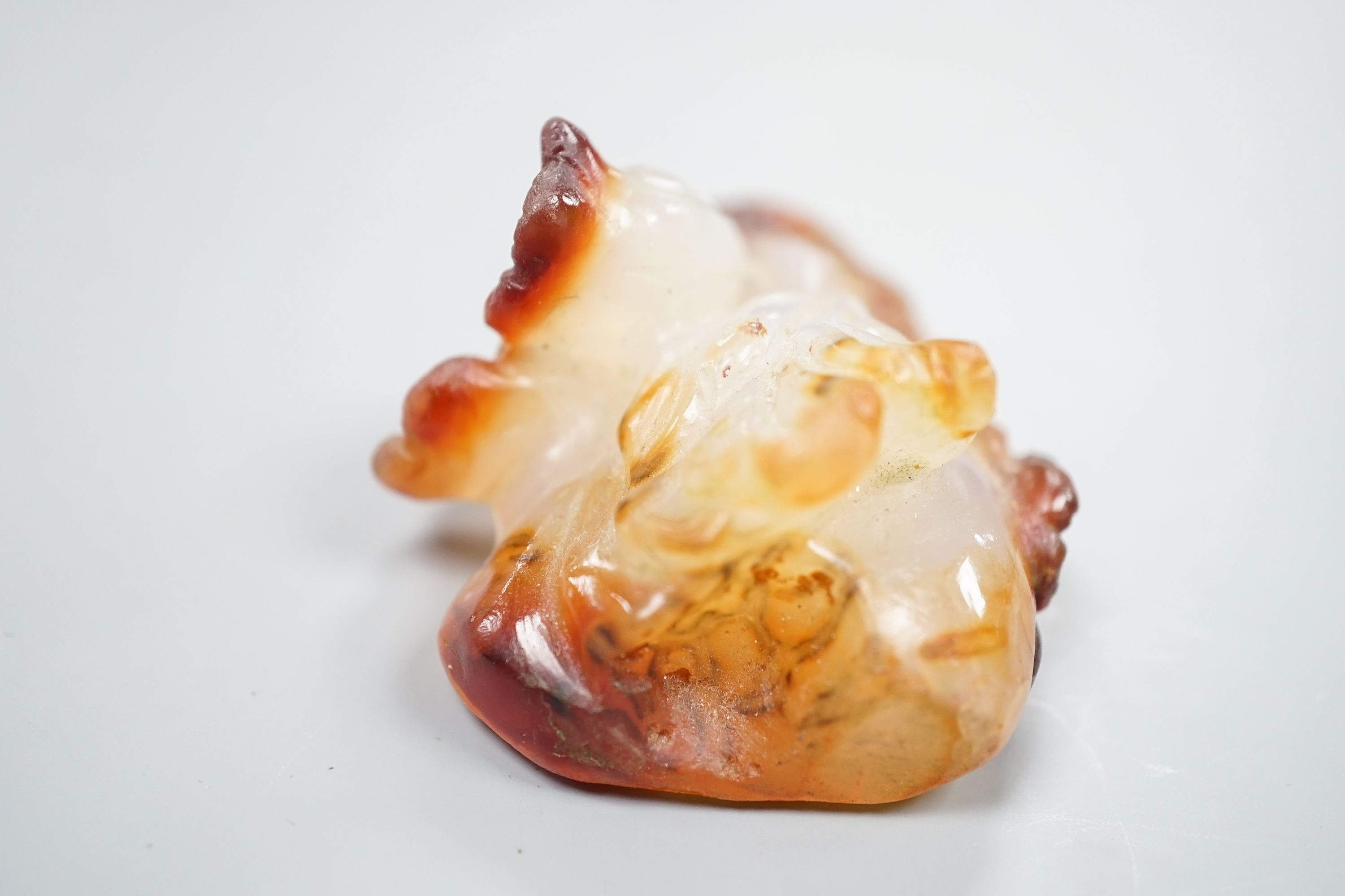 A Chinese agate/chalcedony snuff bottle, 19th/20th century, 7cm